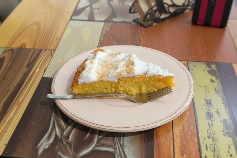 bizcocho-naranja-merengue-porcion