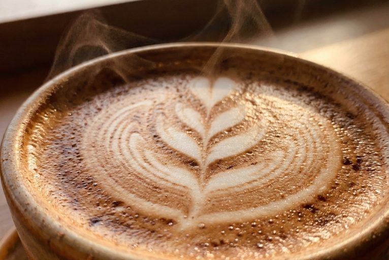 Café de especialidad con latte art