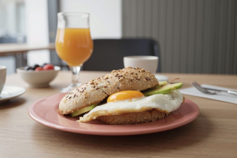 Tostada de aguacate con huevo poché
